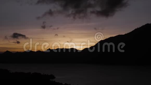巴厘岛日出时巴图尔湖的景色视频的预览图