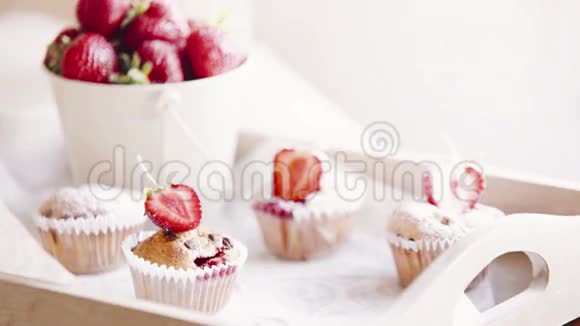 食物片段草莓蛋糕上撒着糖粉视频的预览图