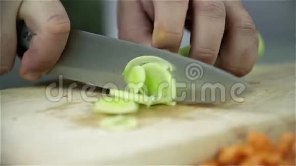 用手指握住韭菜切片视频的预览图