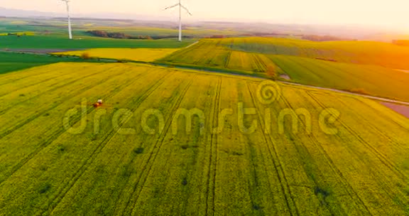 用农药喷洒田拖拉机的农业航空作业视频的预览图