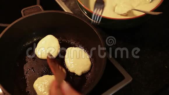 一个厨师在做菜的时候把煎饼翻在煎锅上视频的预览图