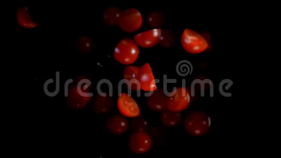 西红柿和水飞到相机上视频的预览图