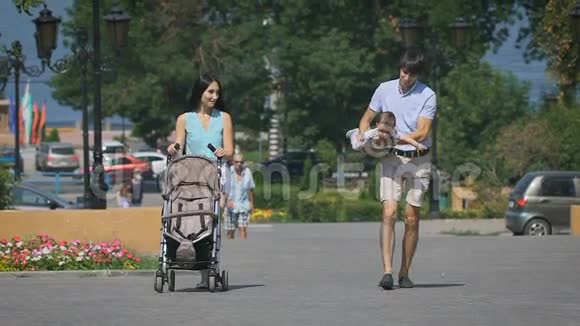 幸福的家庭在夏天的城市散步视频的预览图