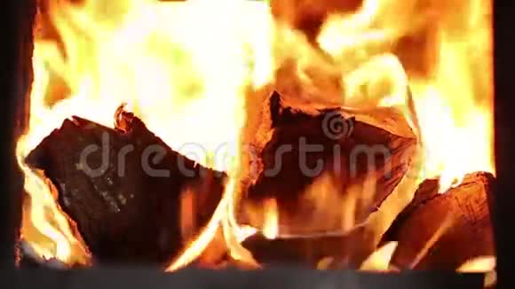 木柴在火箱里燃烧得很旺视频的预览图