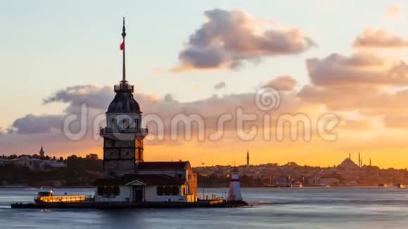 日落时分伊斯坦布尔Bosphorus上有浮动旅游船的少女塔或KizKulesi的时间推移视频的预览图