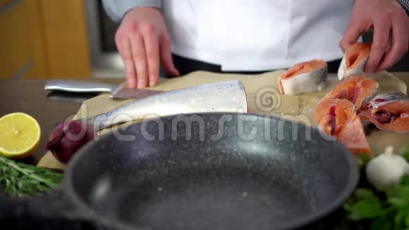 厨师把三文鱼放在锅里煮视频的预览图