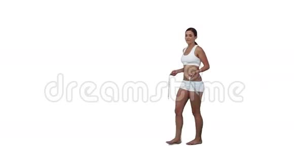 女人测量她的腰视频的预览图