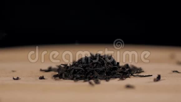 黑背景下分离出的黑干茶叶视频的预览图