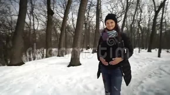 冬天公园里美丽的孕妇视频的预览图