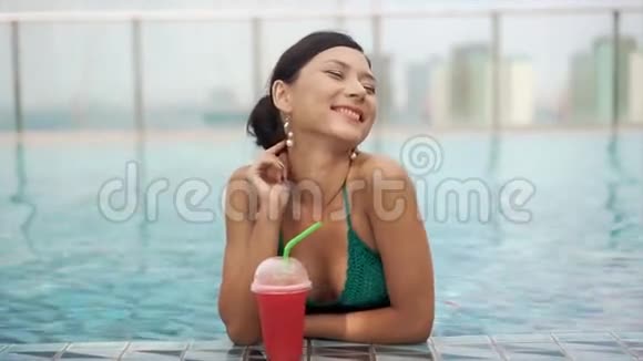 女人喝着新鲜的西瓜冰沙视频的预览图