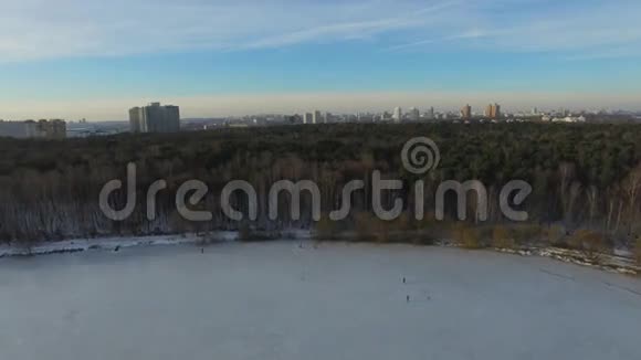大城市里的雪地公园俄罗斯莫斯科的帕克博克罗夫斯基斯特里什涅沃鸟瞰图4K视频在俄罗斯上空发射的无人机视频的预览图