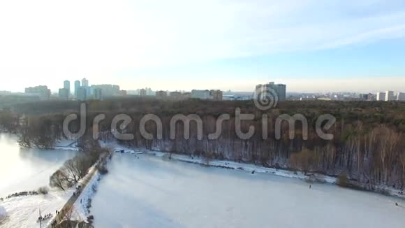 大城市里的雪地公园俄罗斯莫斯科的帕克博克罗夫斯基斯特里什涅沃鸟瞰图4K视频在俄罗斯上空发射的无人机视频的预览图