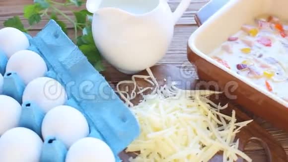 烤前用火腿和奶酪做煎蛋卷视频的预览图