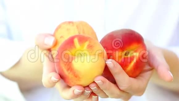 女人手里有桃子视频的预览图