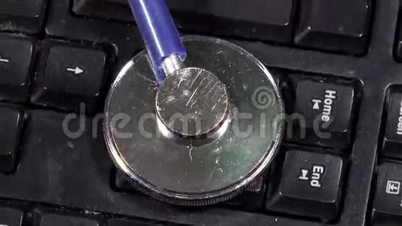 键盘上的蓝色听诊器计算机诊断概念视频的预览图
