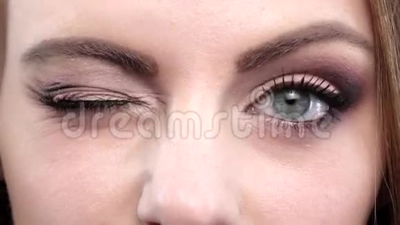 女人眨眼蓝色的眼睛特写镜头视频的预览图