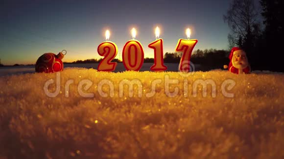 2017年新年快乐花园雪上的美丽蜡烛视频的预览图
