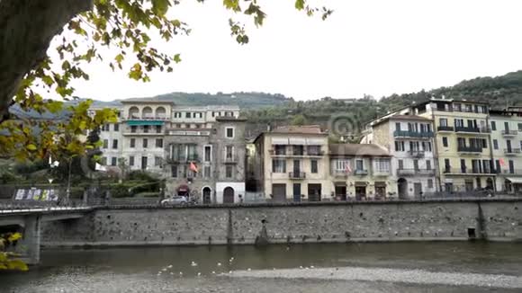 欧洲城镇的旧建筑观行动城市的历史建筑视频的预览图
