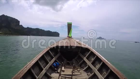 渔舟乘着蔚蓝的海水驶向海岸从船上眺望视频的预览图
