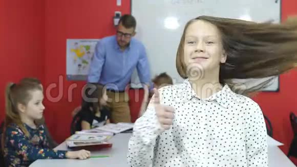 漂亮的女学生变成了画框竖起大拇指视频的预览图
