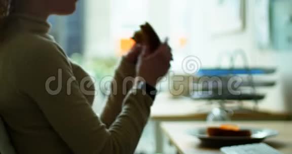 女高管在办公桌上吃东西视频的预览图