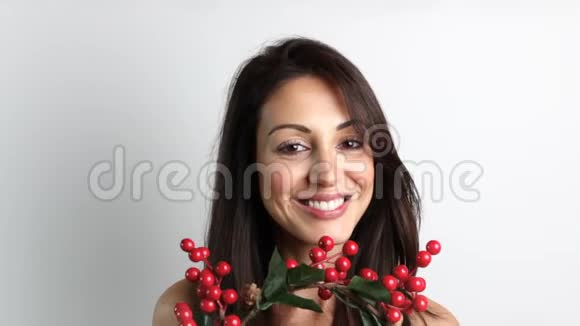 微笑的女人头上戴着圣诞花环视频的预览图