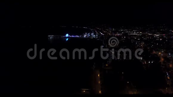夜间马里布轮的远视角视频的预览图