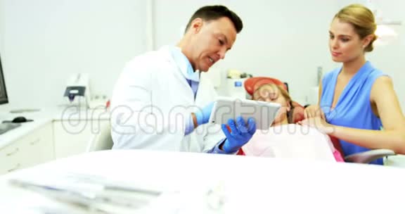 牙医与年轻病人母亲互动视频的预览图