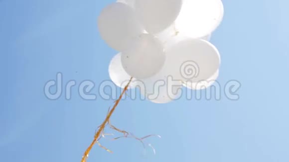 蓝色天空中充气的白氦气球1视频的预览图