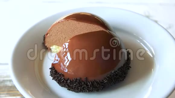 用巧克力装饰的法式摩丝蛋糕视频的预览图