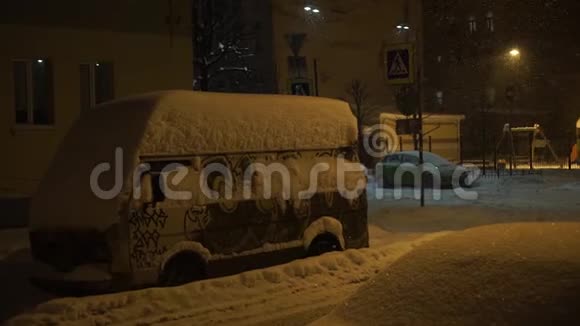汽车上覆盖着雪晚上城里下了大雪视频的预览图