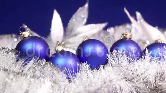 蓝色新年舞会和蓝色背景上的Tinsel视频的预览图
