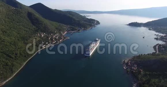 Kotor湾游船的鸟瞰图视频的预览图