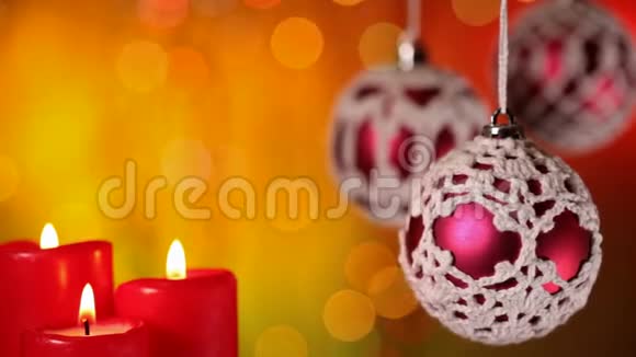 漂亮的圣诞装饰品和蜡烛视频的预览图