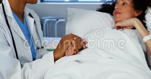 医生在病房安慰孕妇视频的预览图