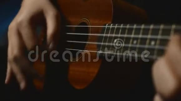 合上四弦琴吉他视频的预览图