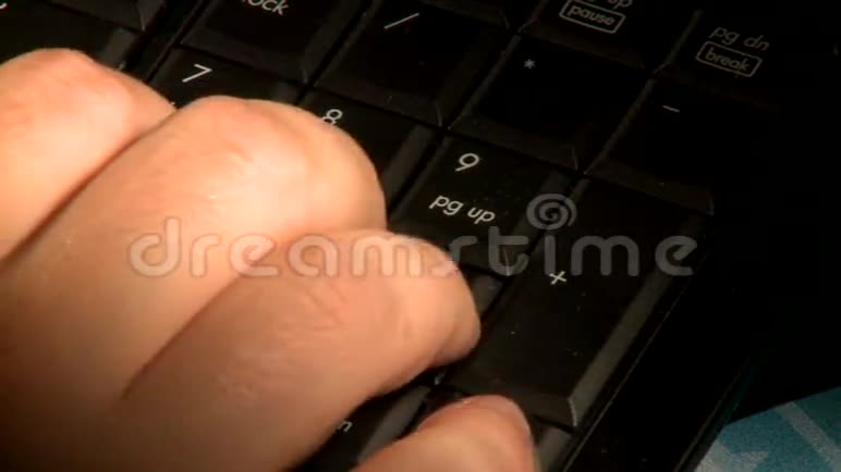 男人的手在笔记本电脑键盘上打字视频的预览图