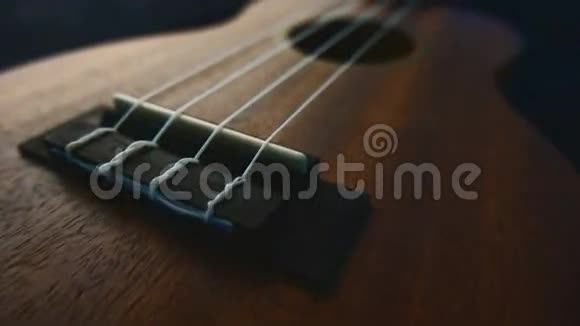 合上四弦琴吉他视频的预览图
