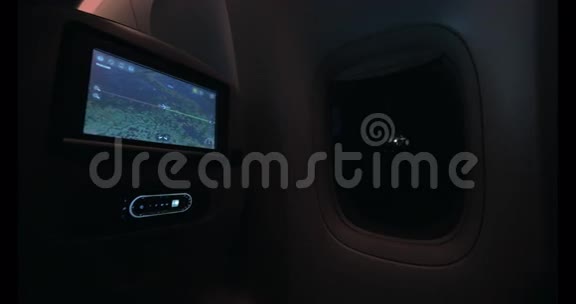 在座位监视器上看飞机路线的女人视频的预览图