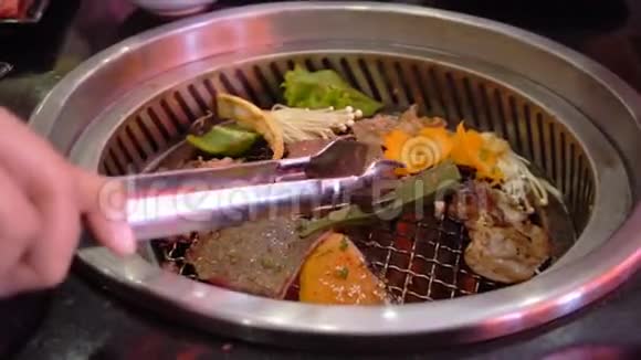 混合烤肉和蔬菜烧烤架视频的预览图