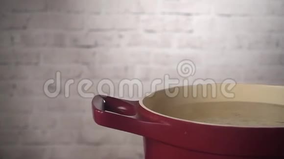 厨师准备意大利面意大利面掉进厨房里的沸水里视频的预览图