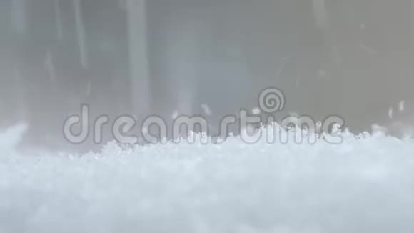 雪冬季降雪的宏观镜头视频的预览图