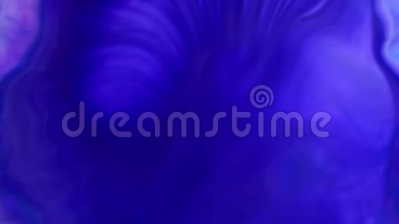 墨水在水里紫色墨水在水中反应创造抽象的背景视频的预览图