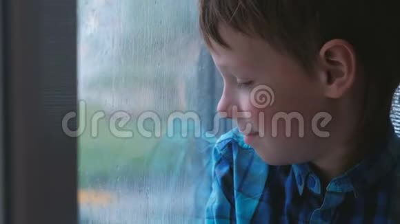 男孩在雨中看着窗外很伤心视频的预览图
