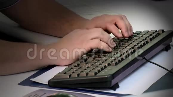 手在键盘上工作视频的预览图
