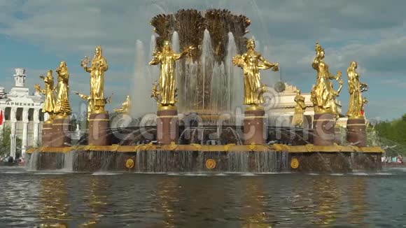 莫斯科苏联象征性喷泉的慢动作晴天录像视频的预览图