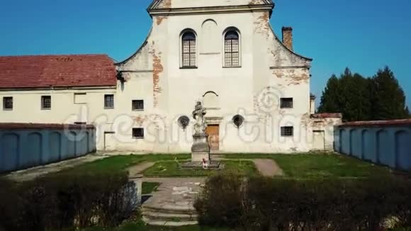 乌克兰奥列斯科城堡附近的教堂视频的预览图