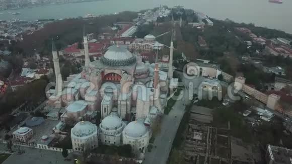 鸟瞰土耳其伊斯坦布尔Sultanahmet广场圣索菲亚和蓝色清真寺视频的预览图