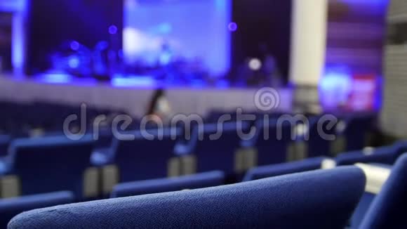 音乐厅里的蓝色椅子模糊视频的预览图