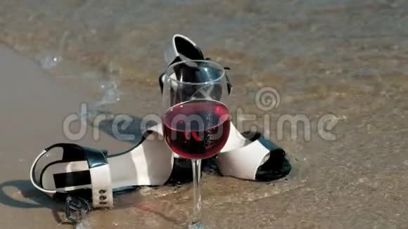 鞋子躺在海边一杯酒躺在旁边视频的预览图